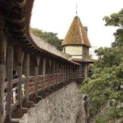 “TALLINN PEOPESAL!” LINNA AJALUGU TUNNI AJAGA!   Hommikused erihinnaga ekskursioonid koolidele teisipäevast reedeni kella 9-11. Neitsitorn-Kiek in de Kök-Bastionikäigud-Raidkivimuuseum KÕIK ÜHE KORRAGA  – tutvu linna terviklikumalt ennistatud ajaloolise kaitsekompleksiga, Tallinna linna vanima ja külluslikuma kummituste kantsi ning bastionikäikudega, sealhulgas seni suletud olnud osaga, kus värskelt avatud Raidkivimuuseum. Alustades Taani kuninga aiast, tutvume linnamüüri-pealsete keskaegsete kaitsekäikudega ja liigume Kiek in de Köki suurtükitorni, kust laskume maa alla, kindlustuste ühte salapärasemasse ossa, bastionikäikudesse. Ekskursiooni lõpetab ringkäik vastavatud Raidkivimuuseumis. Ühendekskursiooni sooduspilet (üli-)õpilastele  4.50€. Kestvus umbes 75 min. Ekskursioonide broneerimine ja lisainfo numbril 6012605 / üldtelefonil 6012751 või e-kirjaga aadressil neitsitorn@linnamuuseum.ee. NEITSITORNI EKSKURSIOON Hommikune ( teisipäevast- reedeni kella 9-11) erihind õpilastele 2.50, kestvus umbes 45 min. Teemad: Neitsitorn kui keskaegne kaitseehitis, kuldse hansaaegse Revali sümbol, kuulsuste kodu ja kunstnike ateljee, kummituste ja linnalegendide kants ning kultuskohvik. Pakume põnevaid ekskursioone Neitsitornis ja sellega külgnevatel linnamüüri kaitsekäikudel, mis annavad hea ülevaate Neitsitorni, naabertornide ja linnakindlustusvööndi ning ehitiste ajaloost. Rühma minimaalne suurus 10 inimest, kestus ca 1 tund. Kogunemine Neitsitorni kassas. Lisaks eestikeelsele saab tellida ekskursiooni vene, soome või inglise keeles. Täispilet   5.00€, sooduspilet (üli)
